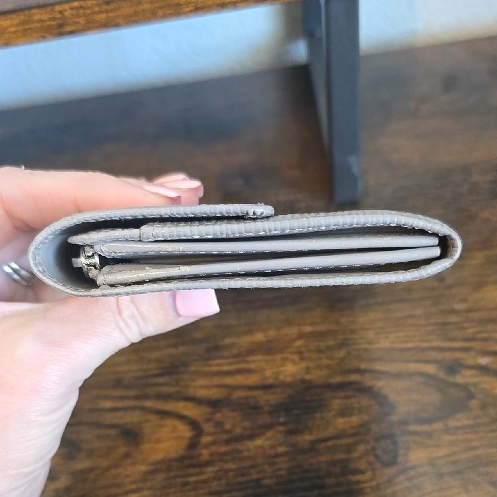 LV Epi Sarah Wallet - Picture 5 of 15